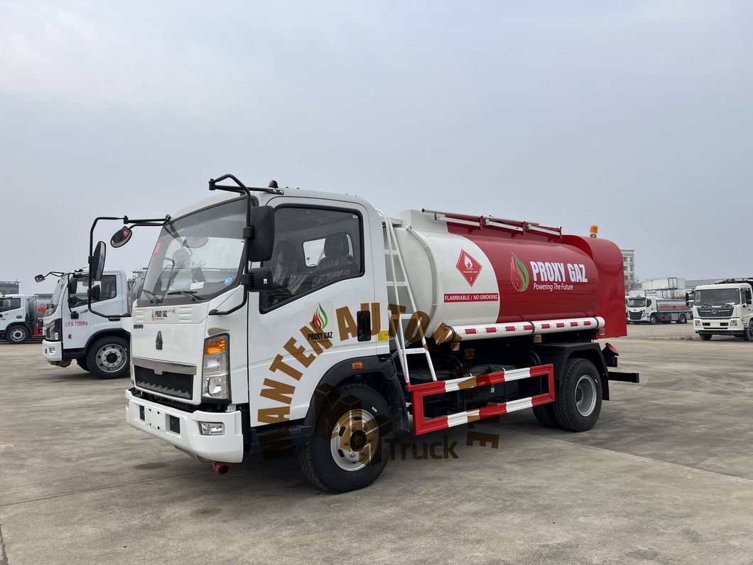 China Famous Brand Mobile Diesel Fuel Dispenser Truck with 8m3/8cbm/8000L Oil Tanker Truck