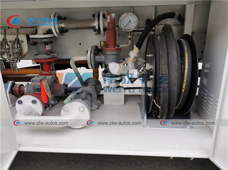 Sinotruk HOWO 4X2 116HP Rhd 5000L LPG Dispenser Refilling Truck 2 Tons, 2t 2.5t LPG Filling Tank Bobtail Truck