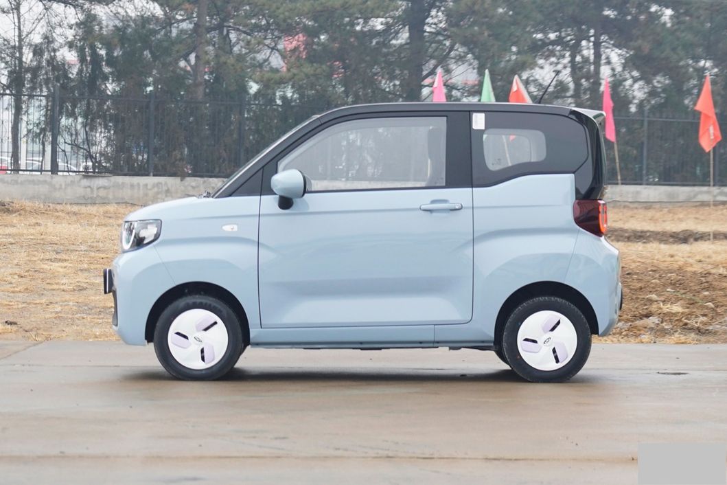 QQ Ice Stream High Quality Household Mini Electric Car 2023 New Makaron Color Adult Electric Car
