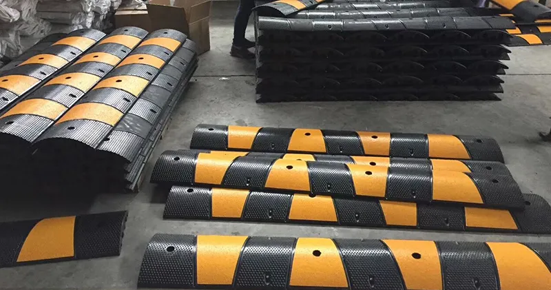 500*300*45mm Yellow and Black Traffic Safety Road Rubber Speed Hump